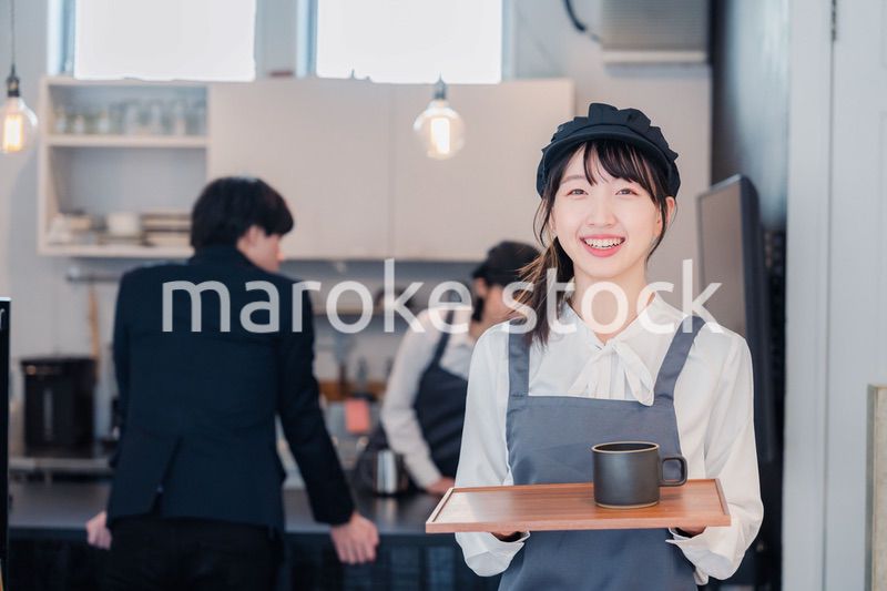 笑顔で働くカフェスタッフ