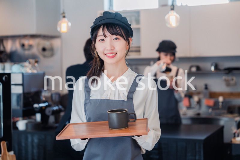 笑顔で働くカフェスタッフ