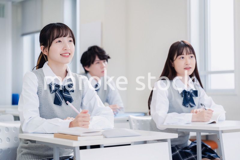 教室で楽しく授業を受ける高校生