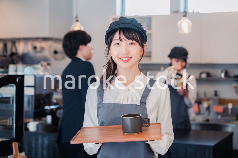 笑顔で働くカフェスタッフ