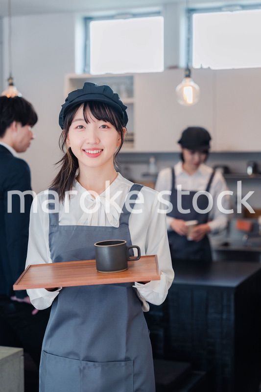 笑顔で働くカフェスタッフ
