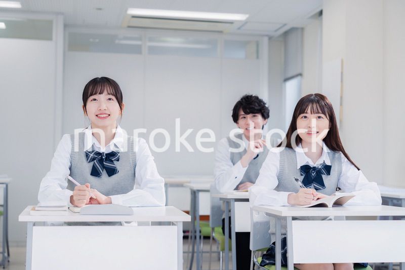 教室で楽しく授業を受ける高校生