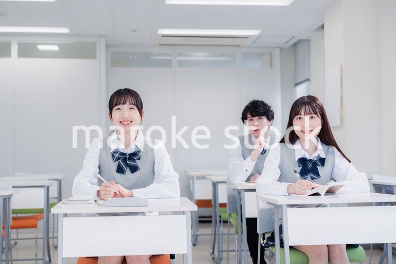 教室で楽しく授業を受ける高校生