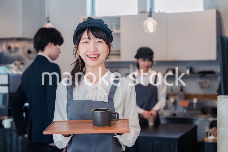 笑顔で働くカフェスタッフ