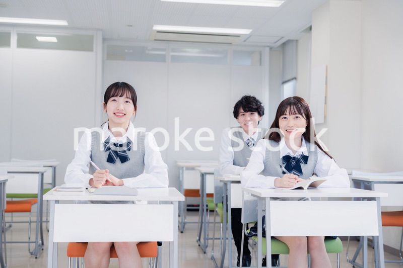 教室で楽しく授業を受ける高校生