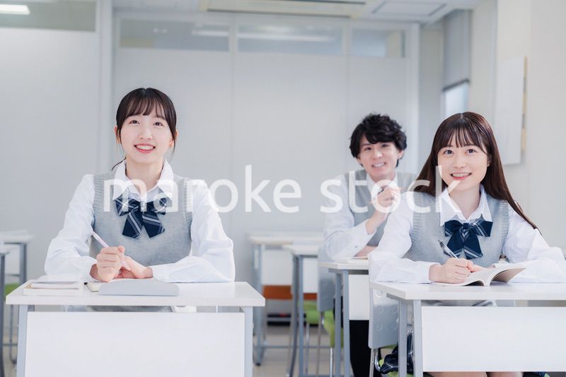 教室で楽しく授業を受ける高校生