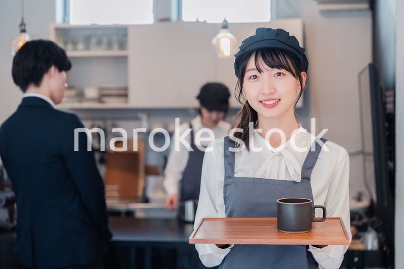 笑顔で働くカフェスタッフ