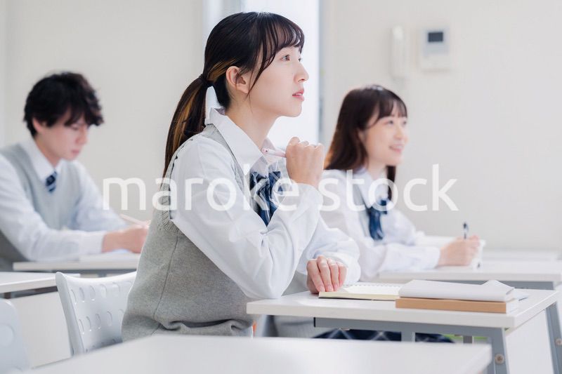 教室で楽しく授業を受ける高校生