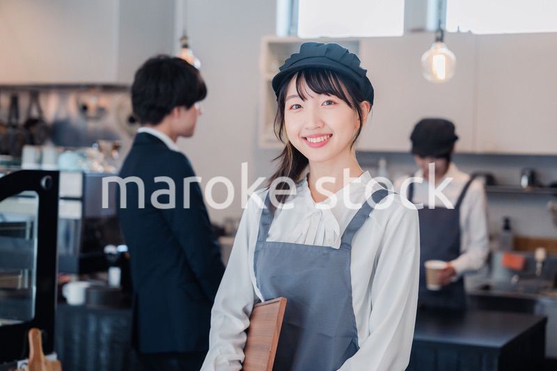 笑顔で働くカフェスタッフ