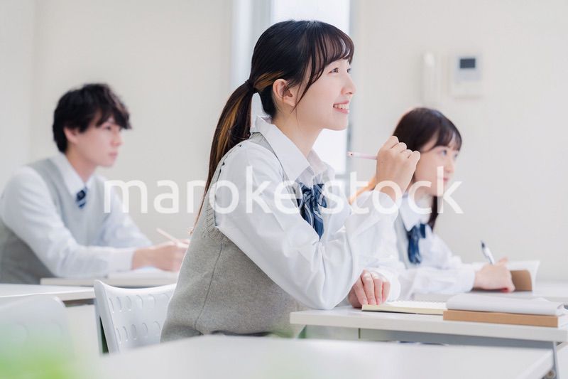 教室で楽しく授業を受ける高校生