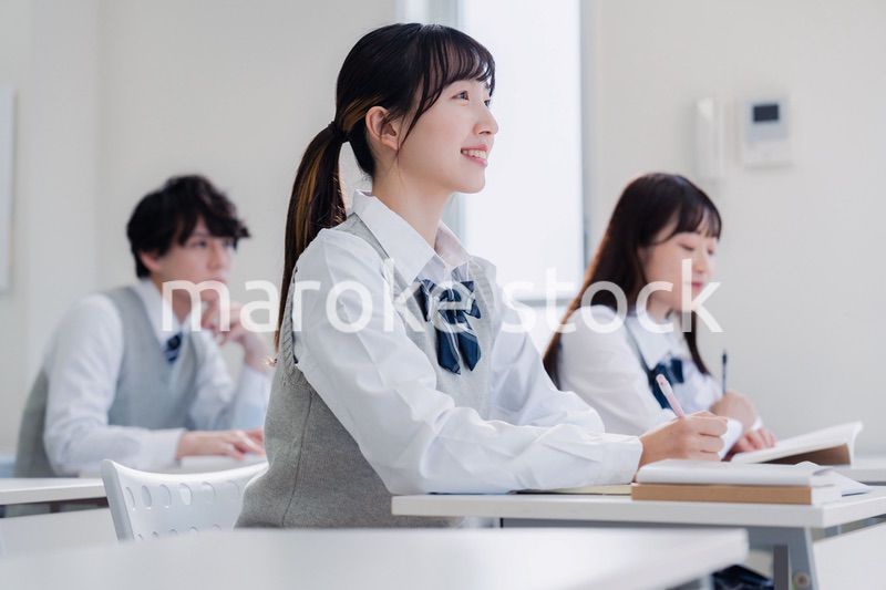 教室で楽しく授業を受ける高校生