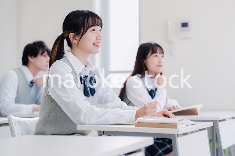 教室で楽しく授業を受ける高校生