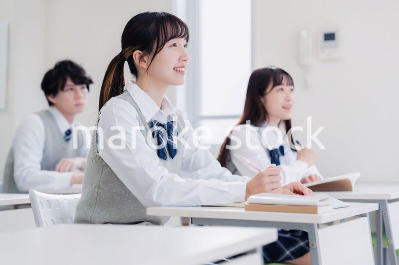 教室で楽しく授業を受ける高校生
