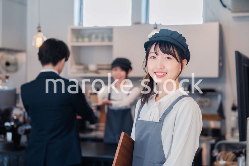笑顔で働くカフェスタッフ