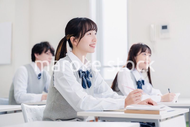 教室で楽しく授業を受ける高校生