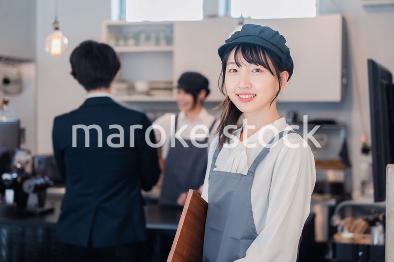 笑顔で働くカフェスタッフ