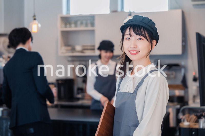 笑顔で働くカフェスタッフ