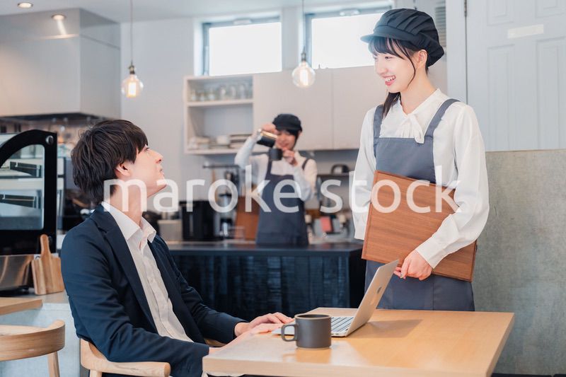 笑顔で働くカフェスタッフ