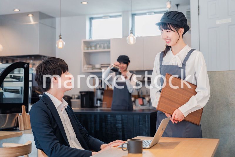 笑顔で働くカフェスタッフ