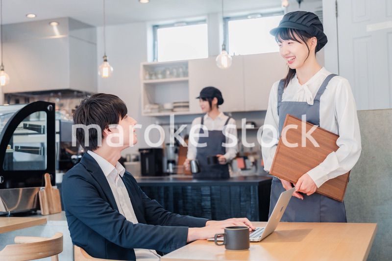 笑顔で働くカフェスタッフ