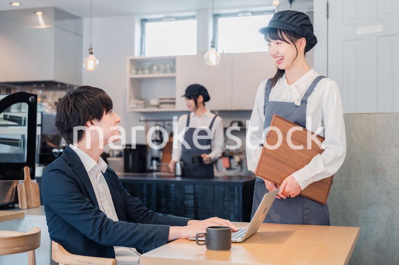 笑顔で働くカフェスタッフ