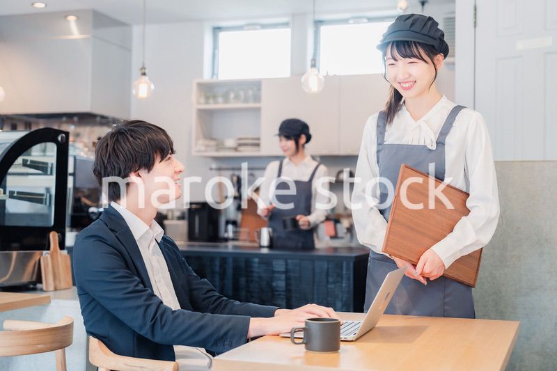 笑顔で働くカフェスタッフ
