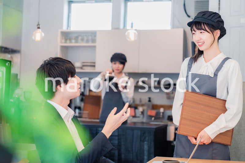 笑顔で働くカフェスタッフ