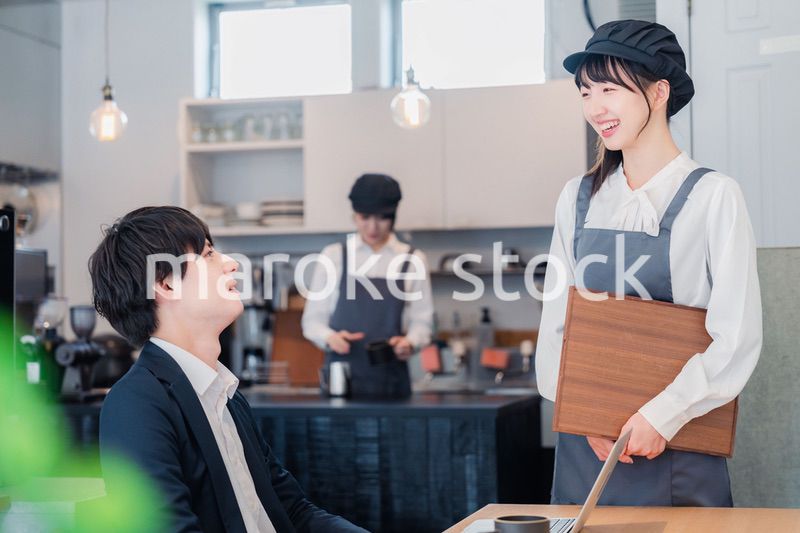 笑顔で働くカフェスタッフ