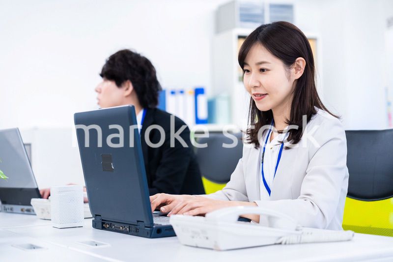 笑顔でデスクワークをする女性