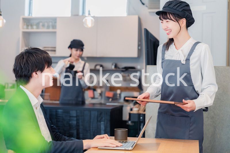 笑顔で働くカフェスタッフ