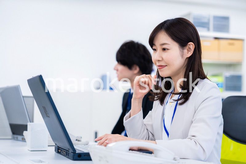 笑顔でデスクワークをする女性