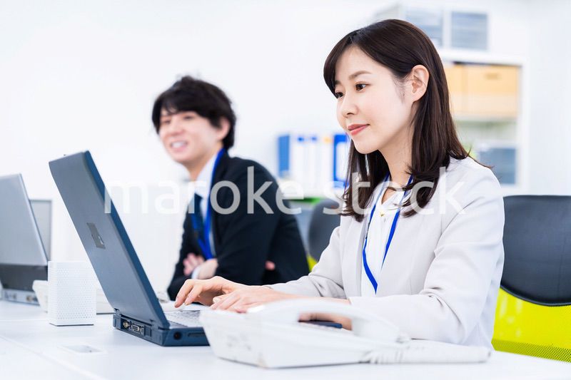 笑顔でデスクワークをする女性