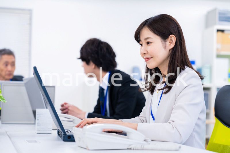 楽しくオフィスで仕事をするスタッフ