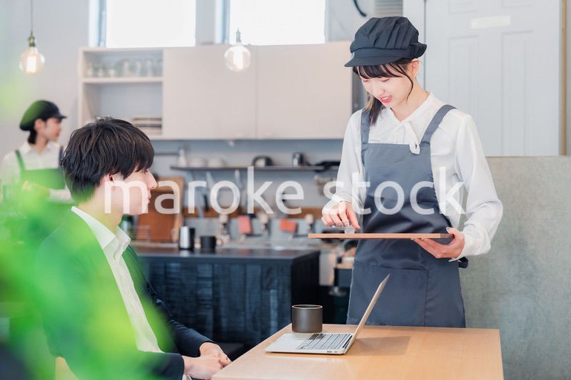 笑顔で働くカフェスタッフ