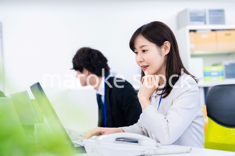 笑顔でデスクワークをする女性