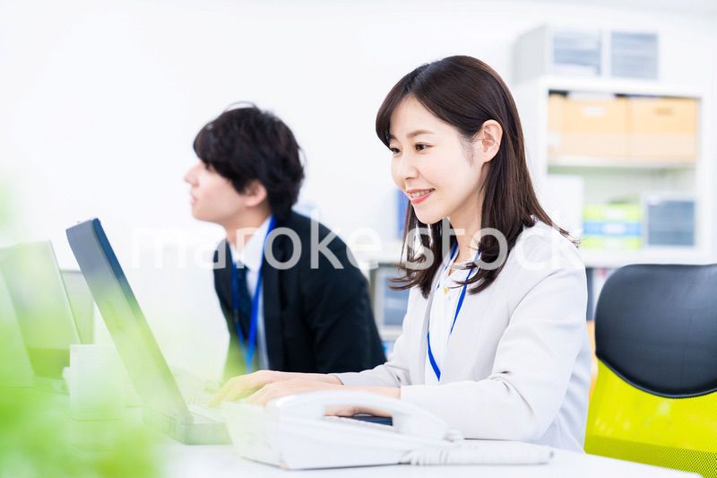 笑顔でデスクワークをする女性