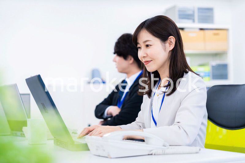 笑顔でデスクワークをする女性