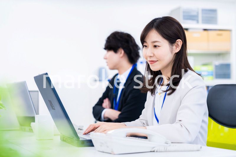 笑顔でデスクワークをする女性