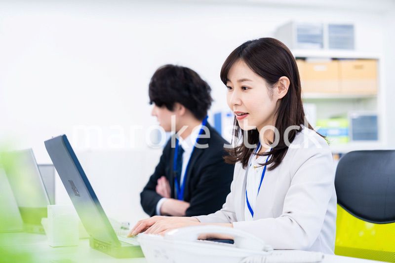 笑顔でデスクワークをする女性