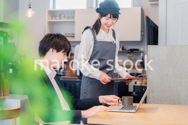 笑顔で働くカフェスタッフ