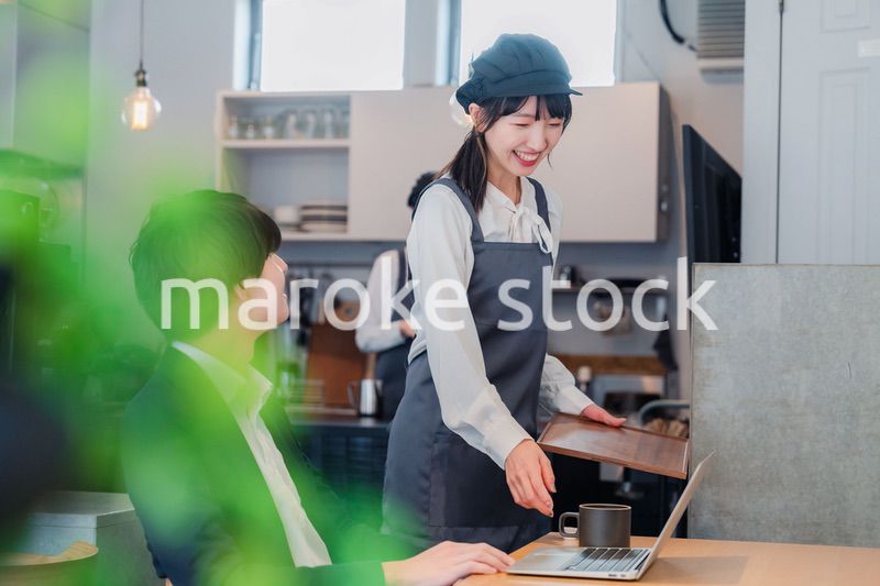 笑顔で働くカフェスタッフ