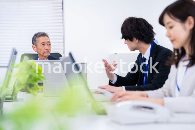 楽しくオフィスで仕事をするスタッフ