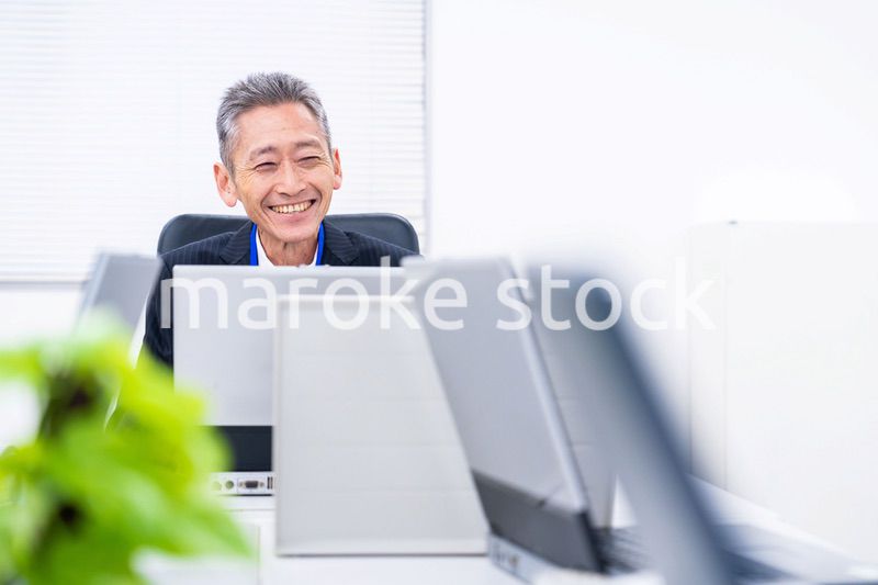 楽しくオフィスで仕事をするスタッフ