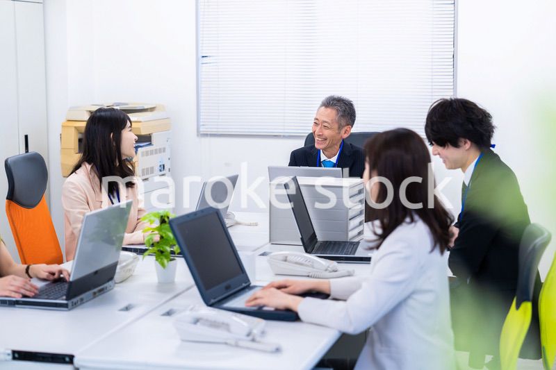 楽しくオフィスで仕事をするスタッフ