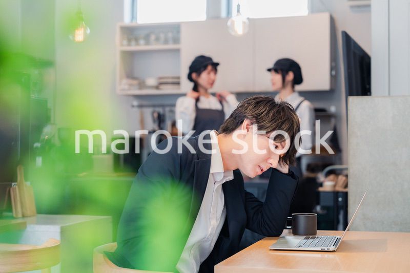 カフェでリモートワークをする男性