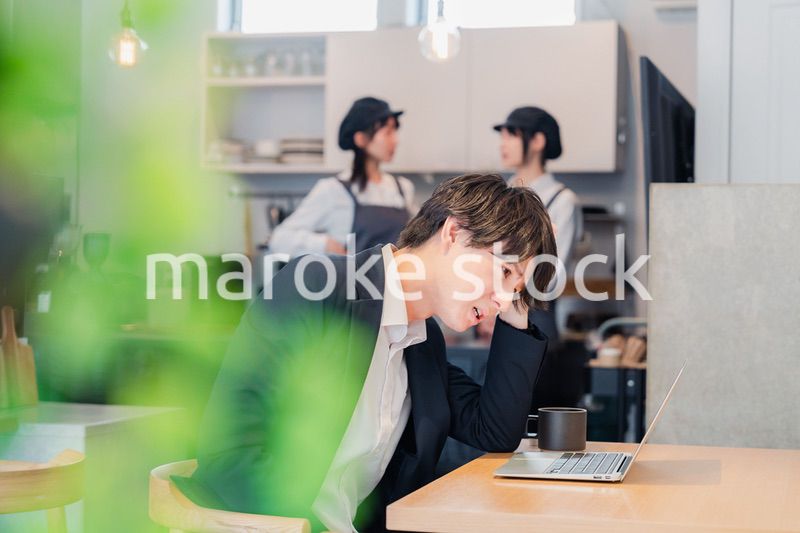 カフェでリモートワークをする男性