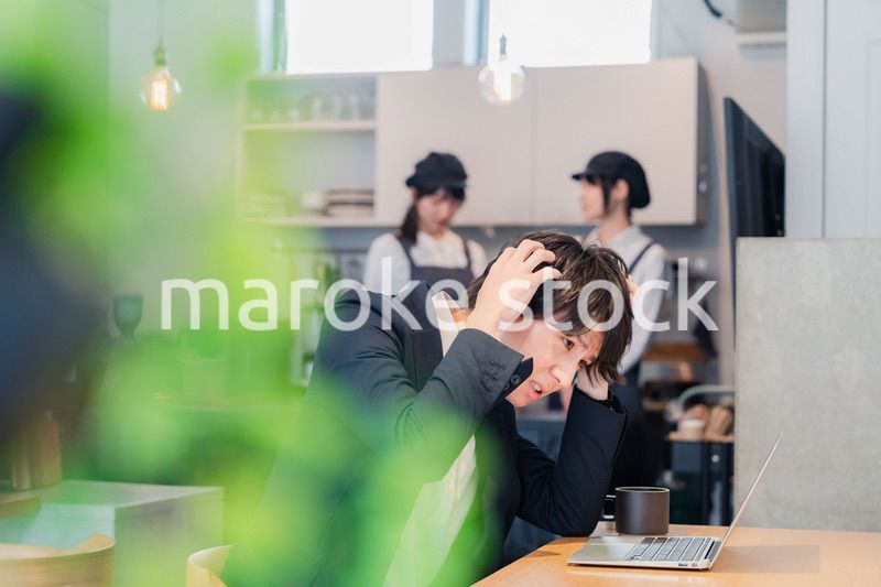 カフェでリモートワークをする男性