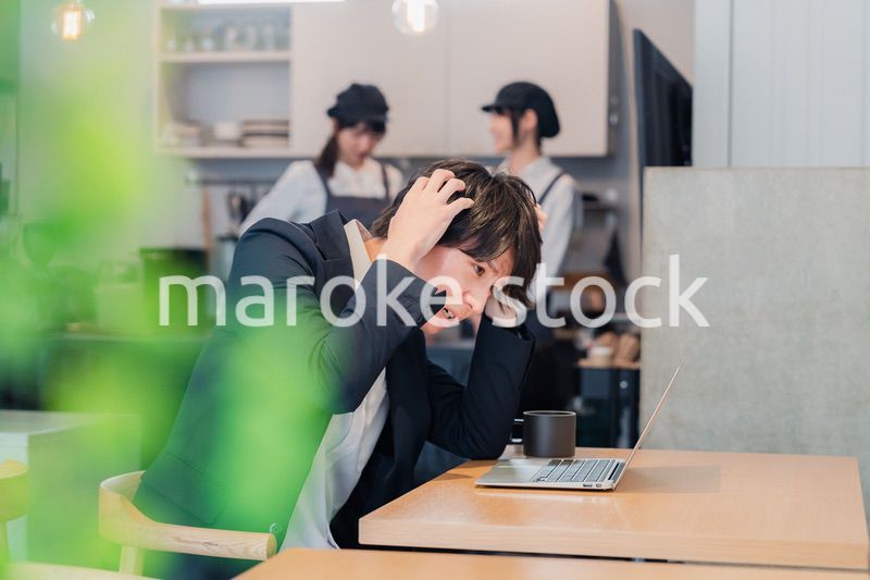 カフェでリモートワークをする男性