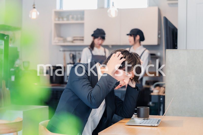 カフェでリモートワークをする男性