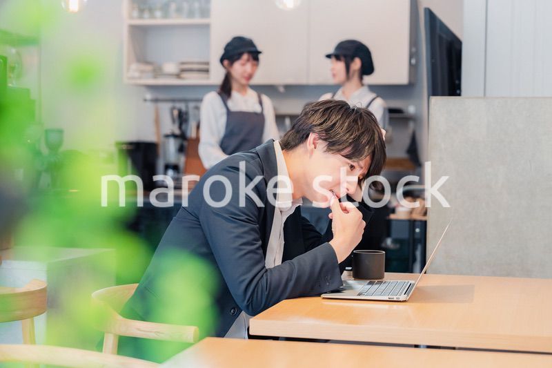 カフェでリモートワークをする男性